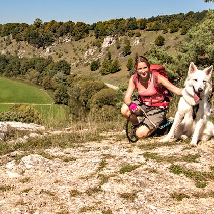 Maddie Pagenkemper mit ihrem Hund am Altmühltal-Panoramaweg