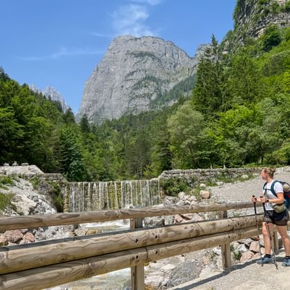Wanderin am Fluss Rio Masso via Lungolado