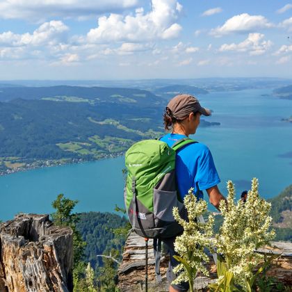 Bergwandern im Salzkammergut grüner Rucksack blaues Shirt