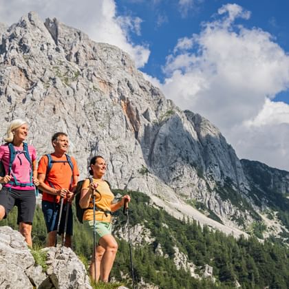Wanderer blicken in die Ferne