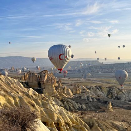 Heißluftballone in Kappadokien mit Blick auf die Feenkamine