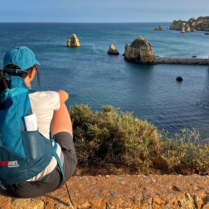 Wanderin genießt entspannt den weiten Meerblick
