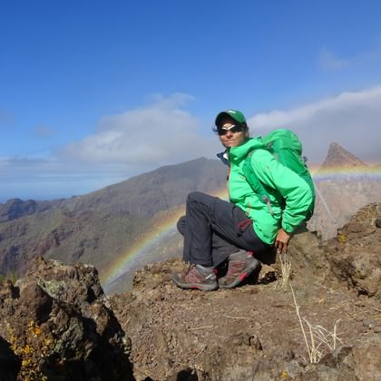 Wanderin mit Regenbogen