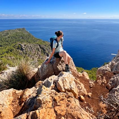 Wanderin genießt den Ausblick auf die Halbinsel La Victoria