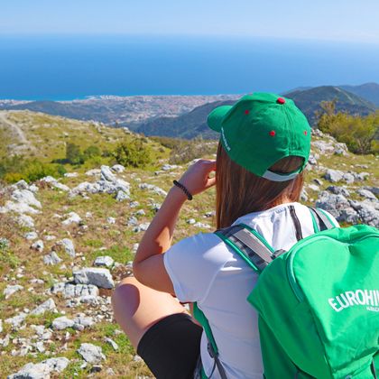 Wanderin mit Panorama auf die ligurische Küste