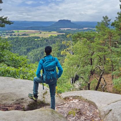 Wanderer genießen den Ausblick auf Lilienstein von den Ochelwänden