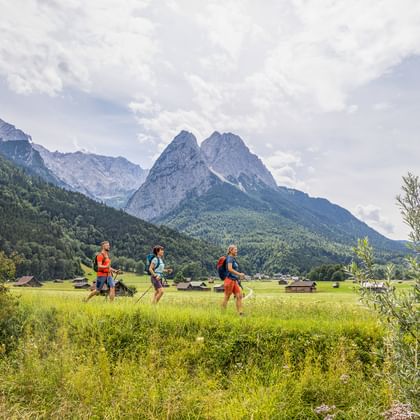 Wanderer mit wunderschöner Bergkulisse in Garmisch