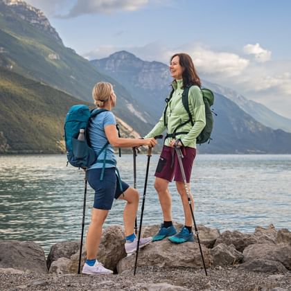Wanderer bei der Rast am Riva Ufer am Gardasee