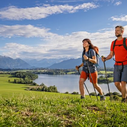 Wanderer am Riegsee mit dem Bergpanorama im Hintergrund