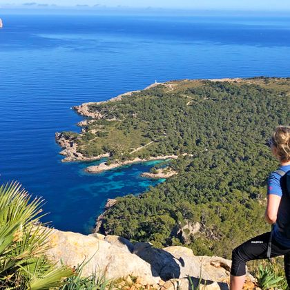 Wanderin genießt den Ausblick auf das Meer und das Panorama der Halbinsel Alcudia