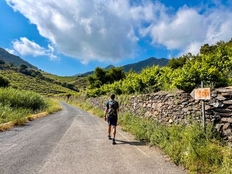 Wanderer entlang von Steinmauern