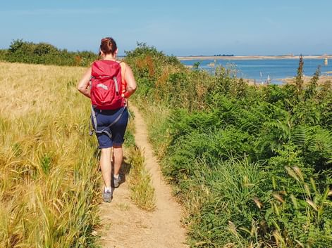 Wanderin am Küstenpfad in der Normandie