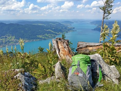 Eurohike Wanderrucksack und Blick auf die Seen des Salzkammerguts