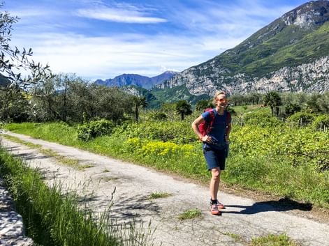 Eine Wanderin am Eurohike-Wanderweg in Italien