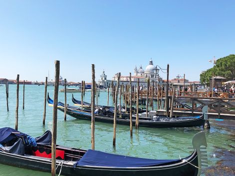 Gondeln bei der Wanderreise von Gardasee nach Venedig