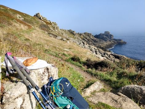 Wanderpause mit Blick auf das Meer