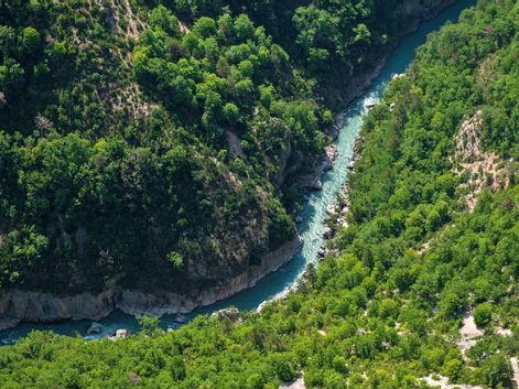 Blick auf den Fluss Verdon beim Wandern in Frankreich