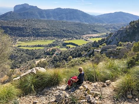 Wanderin mit Blick auf das Panorama Richtung Orient