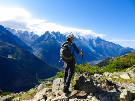 Steiniger Wanderweg mit überwältigenden Panoramablick