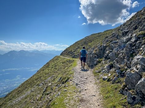 Wanderer am Karwendel mit Panoramablick aufs Tal