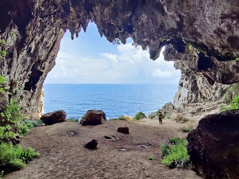 Blick durch die Cipollane Höhle auf das Meer