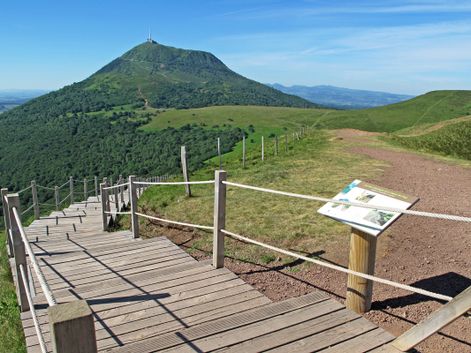 Zugang zum Vulkan durch Holztreppe