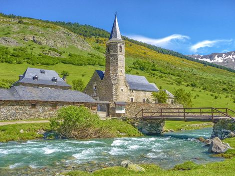 Traditionelle Kirche in den Pyrenäen