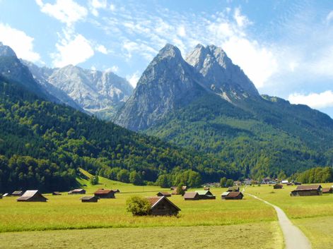 Alpenlandschaft mit Blick auf Wanderwege und die Zugspitze