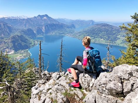 Hiking break with a view of the Attersee panorama