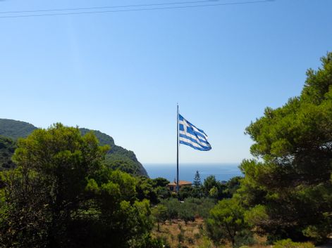Zakynthos Flagge mit Blick auf das Meer