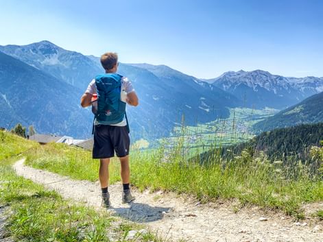 Wanderer genießt die Aussicht auf das Bergpanorama