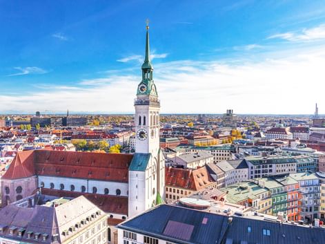 Wunderschöner Blick auf die Kirche St. Peter am Marienplatz in München