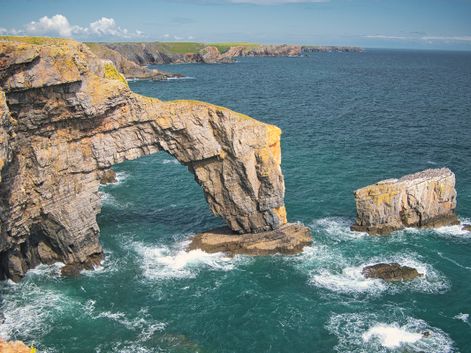 Beeindruckende Felsenformation der Küste Pembrokeshires