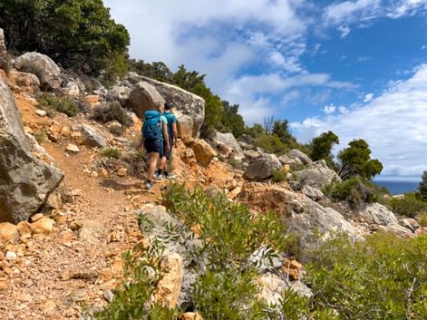 Wanderpaar am Küstenpfad