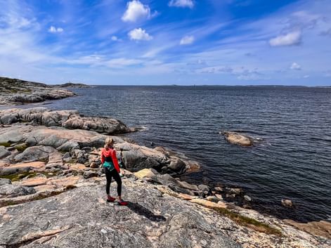 Wanderin mit Blick auf das weite Meer