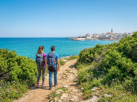 Wanderer mit Blick auf das Meer