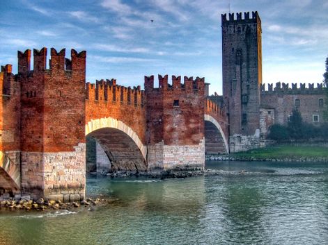 Wandern mit Blick auf die imposante Ponte Scaligero in Verona