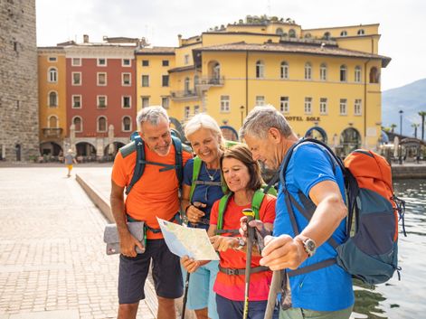 Wanderer bei Ankunft im Zentrum von Riva del Garda