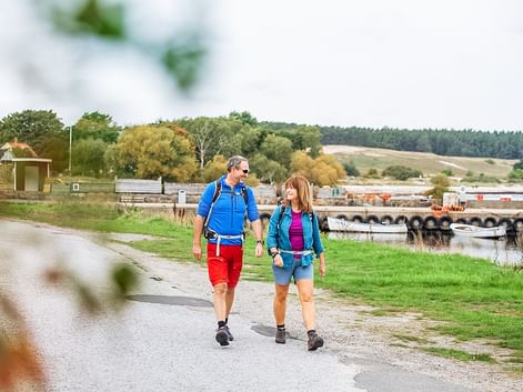 Two hikers on the coastal path in Vitemoella