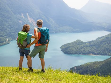 Wanderer bewundern den wunderschönen in Bergen eingebetteten Molvenosee