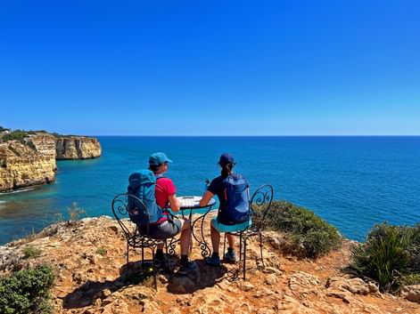 Wanderer an einem schönen Rastplatz mit Meerblick an der Algarve