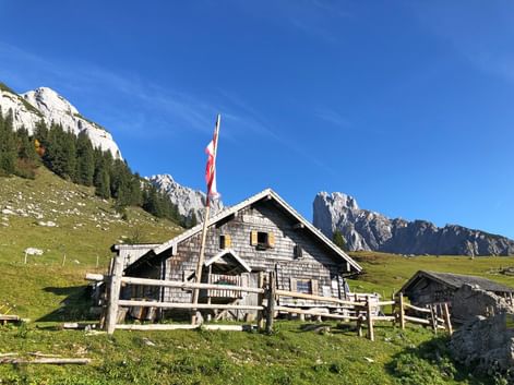 Traditionelle Almhuette am Gosaukamm