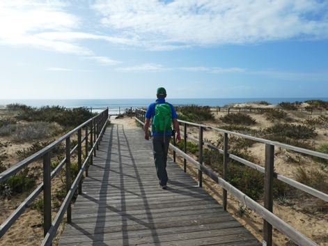 Wanderer am Strandpfad an der Algarve