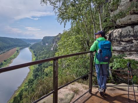 Wanderin mit Blick auf die Bastei