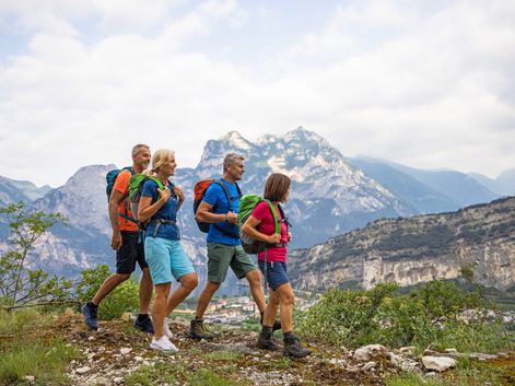 Wanderer genießen die herrliche Wanderrung durch die Dolomiten