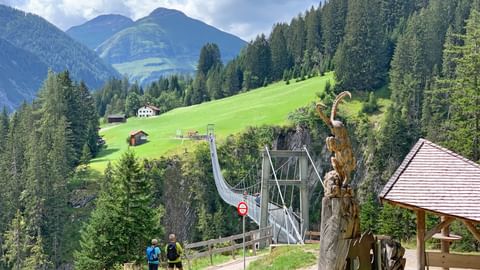 Wanderer bei der Hängebrücke Richtung Holzgau