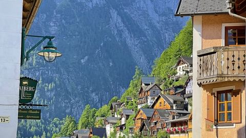 Häuser vor Bergwand in Hallstatt
