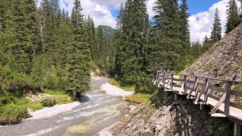 Aussichtsreiche Wandersteg am Lech Fluss