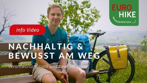 Junger Mann im blauen Shirt sitzt auf Bank mit Tourenrad und gelben Packtaschen. Texteinblendung: 'Nachhaltig & bewusst am Weg' mit Eurohike-Logo.