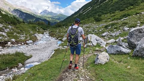 Wandern durch die Lech Flusslandschaft